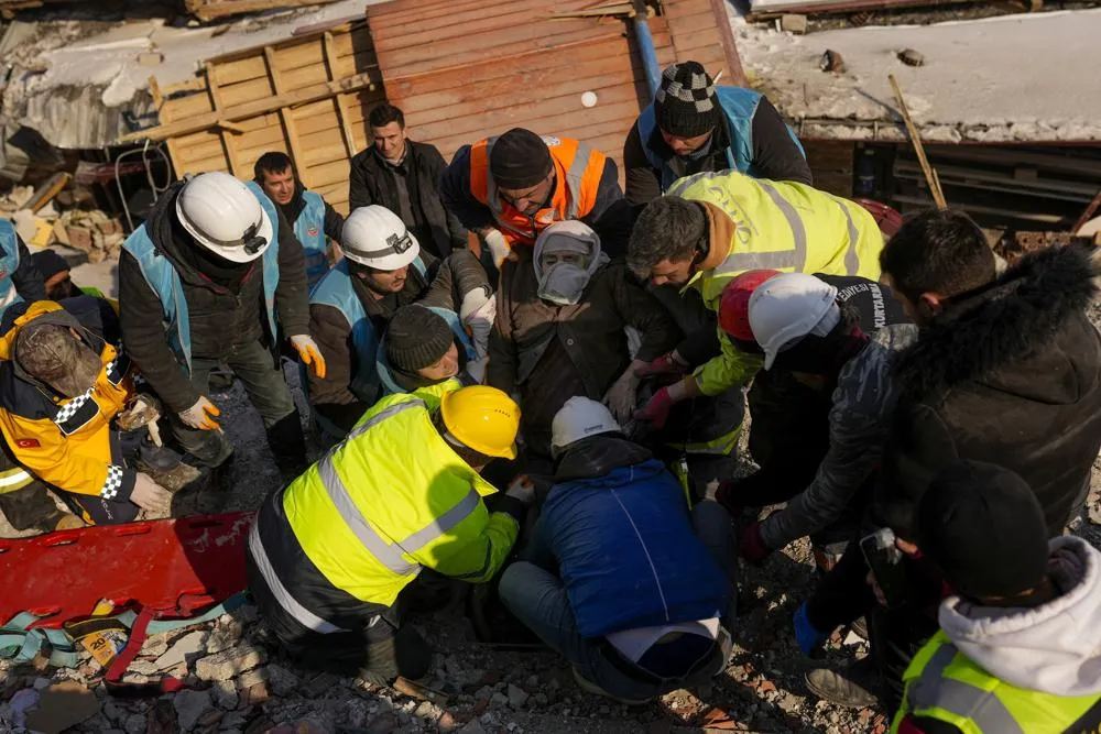Hatice Korkut, 82 tuổi được các thành viên cứu hộ cứu sống khỏi một tòa nhà bị phá hủy ở Elbistan đông nam Thổ Nhĩ Kỳ 