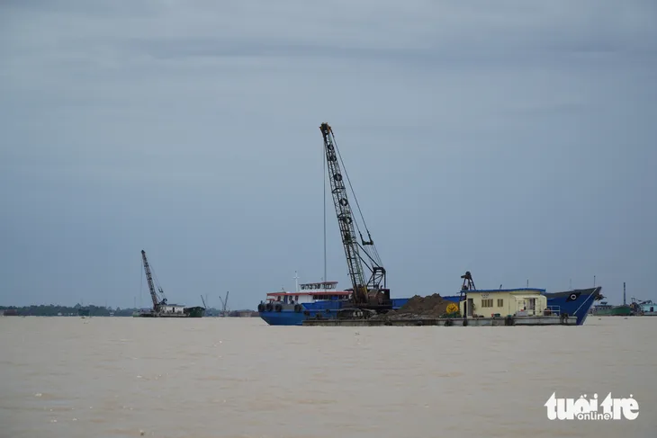 Kiến nghị dừng khai thác cát từ cầu Mỹ Thuận đến phà Đình Khao