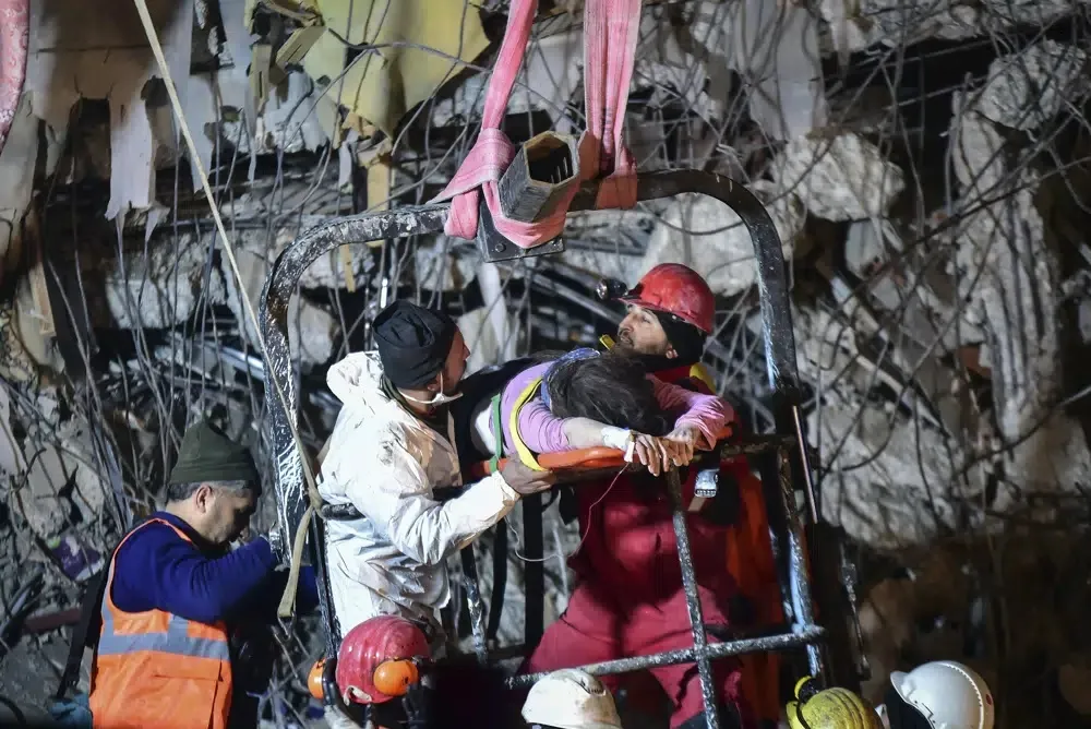 Lực lượng cứu hộ đưa người phụ nữ ra khỏi tòa nhà bị sập 87 giờ sau trận động đất ở Kahramanmaras  miền Nam Thổ Nhĩ Kỳ ngày 9 2