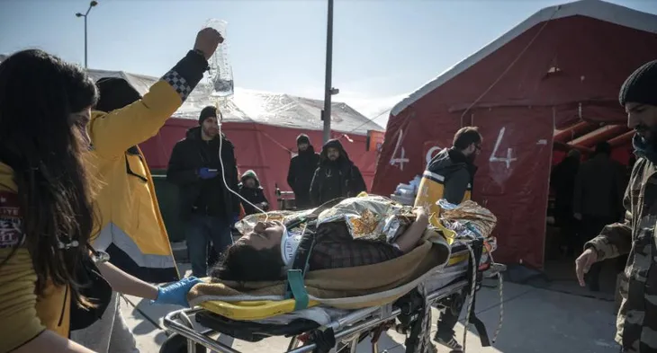 Những tình nguyện viên y tế đưa các nạn nhân đến bệnh viện dã chiến Antakya 