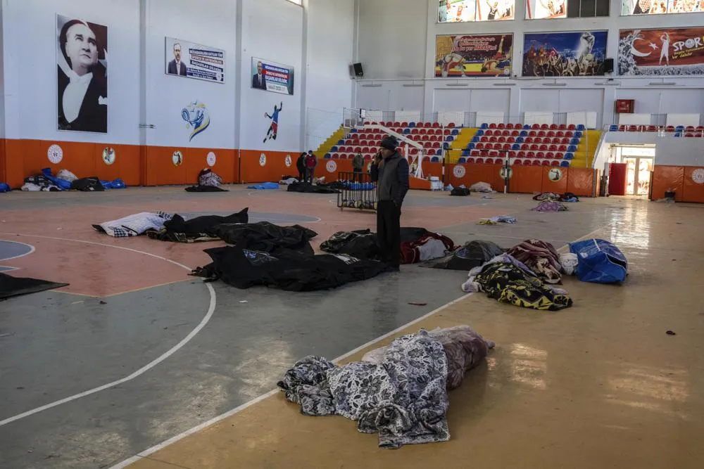 Thi thể nạn nhân của trận động đất tại một sân vận động trong nhà ở Kahramanmaras Thổ Nhĩ Kỳ