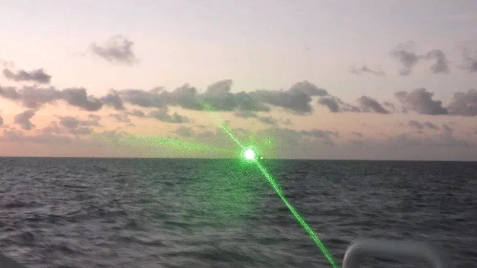 Philippines tố Trung Quốc chiếu laser vào tàu cảnh sát biển