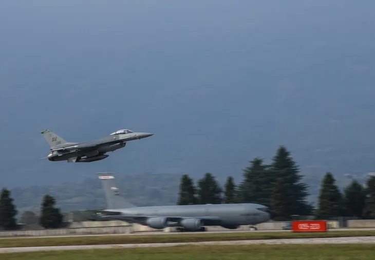 F-16 được huy động bắn hạ vật thể bay lạ. 