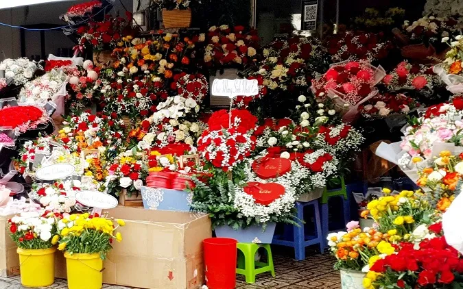 Giá cả thị trường hôm nay 13/4/2023: Giá hoa tươi nhân dịp lễ Tinh nhân Valentine 1