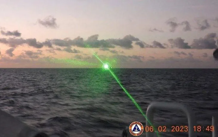 Philippines nói rằng một tàu hải cảnh Trung Quốc đã chiếu laser cấp độ quân sự vào tàu tuần duyên Philippines vào hôm 6-2 - Ảnh: Lực lượng bảo vệ bờ biển Philippines