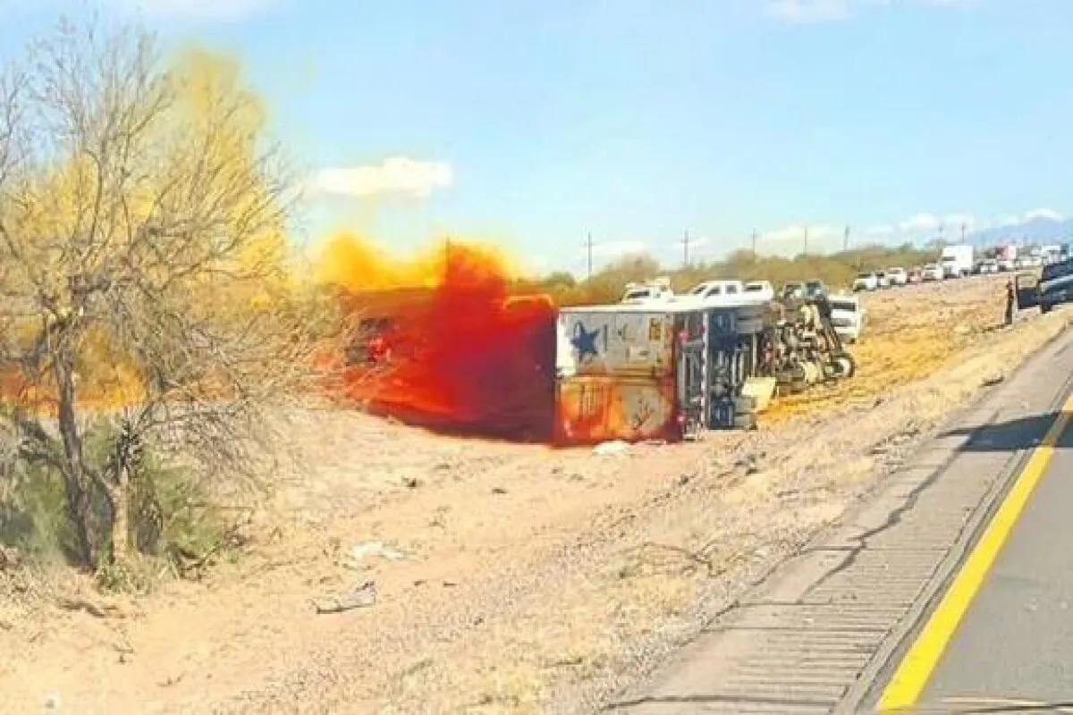 Mỹ: Lật xe bồn chở hóa chất độc hại trên tuyến đường huyết mạch bang Arizona