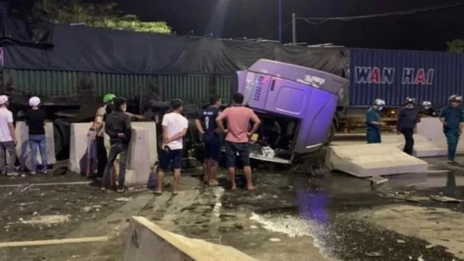 Cứu kịp thời tài xế và phụ xe mắc kẹt trong cabin xe container 1