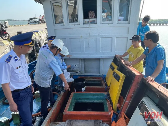 Bộ Tư lệnh Vùng Cảnh sát biển 3 tạm giữ tàu chở 25.000 lít dầu DO không rõ nguồn gốc 1