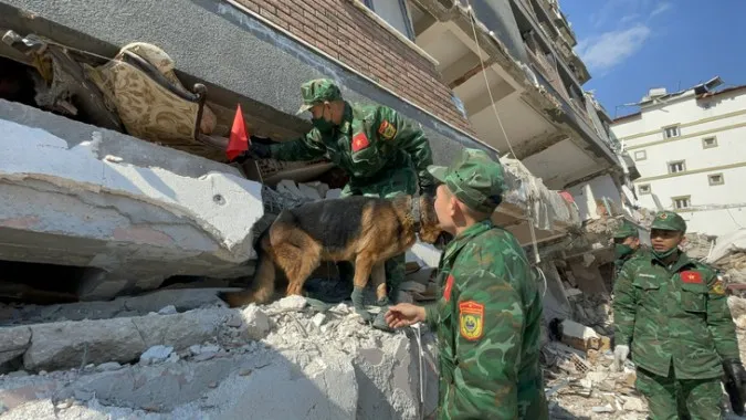 Quân đội Việt Nam tích cực cứu hộ động đất, tìm thấy vị trí có dấu hiệu sự sống 1