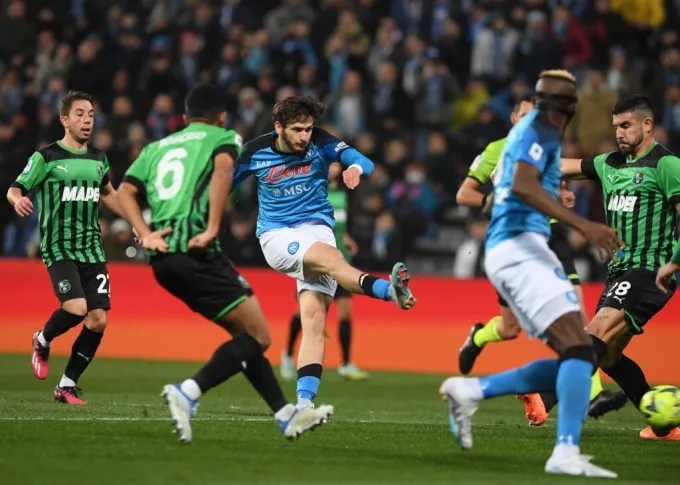 Napoli tiếp tục thăng hoa tạo khoảng cách 6 trận thắng với Inter