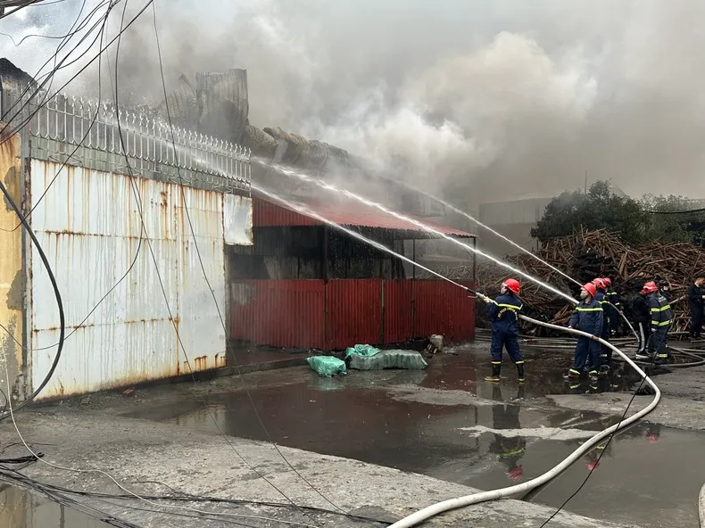 Cháy nhà xưởng diện tích hơn 1000 m2 tại Hải Phòng 1