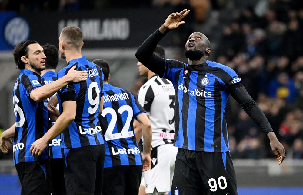 Inter và Milan cùng giành chiến thắng để củng cố top 4