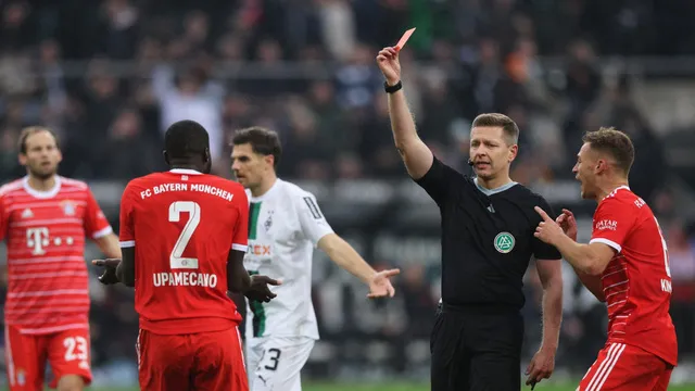 Bayern nguy cơ mất ngôi đầu sau trận thua trên sân Monchengladbach