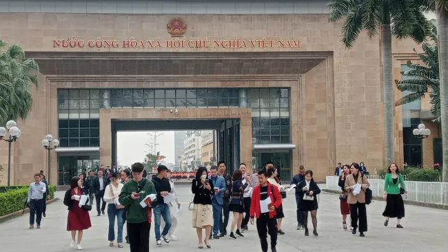Khoảng 20 người làm thủ tục xuất nhập cảnh qua cửa khẩu quốc tế Móng Cái, nhập cảnh vào Trung Quốc bằng sổ thông hành trong sáng 21-2
