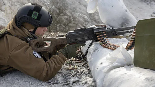 Quân đội Ukraine tham gia khoá huấn luyện chiến đấu ngày 24/2. Ảnh: Getty Images