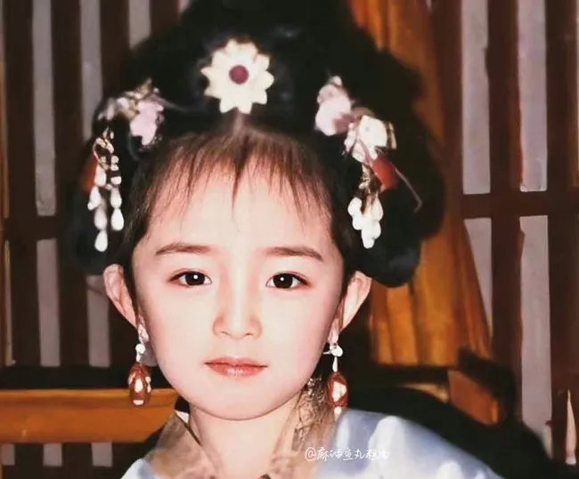 Dương Mịch vào vai công chúa khi mới 4 tuổi, xinh đẹp từ bé cho đến lúc trưởng thành 1