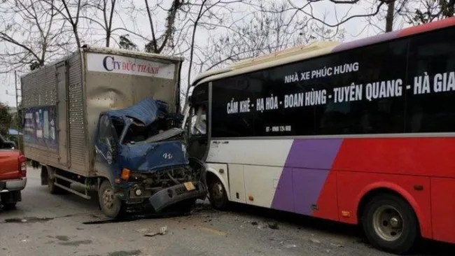 Tuyên Quang: Tai nạn giữa xe khách và xe tải khiến 7 người thương vong 1