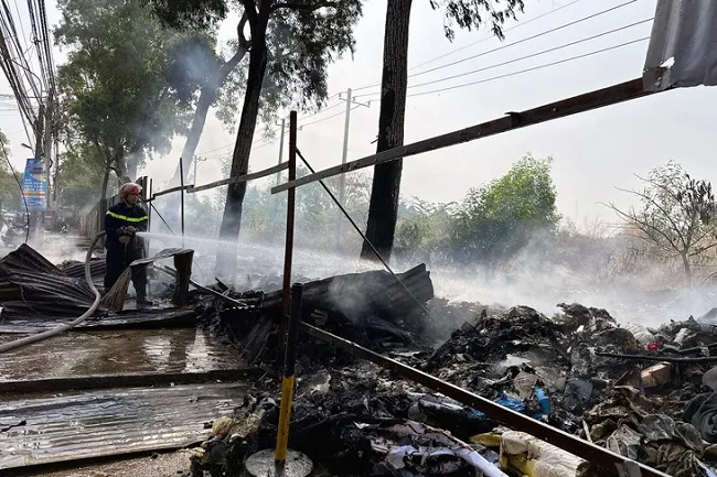 Cháy lớn ở bãi rác tự phát tại Biên Hòa, Đồng Nai 1