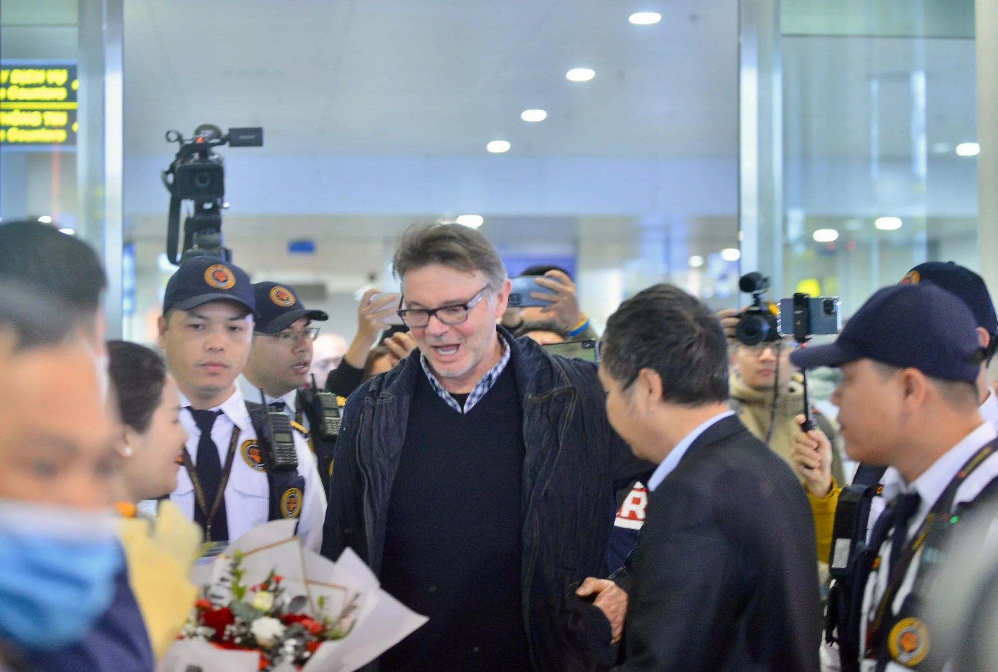 ông Philippe Troussier và các trợ lý người Pháp đã được chào đón nồng nhiệt tại sân bay Nội Bài.  