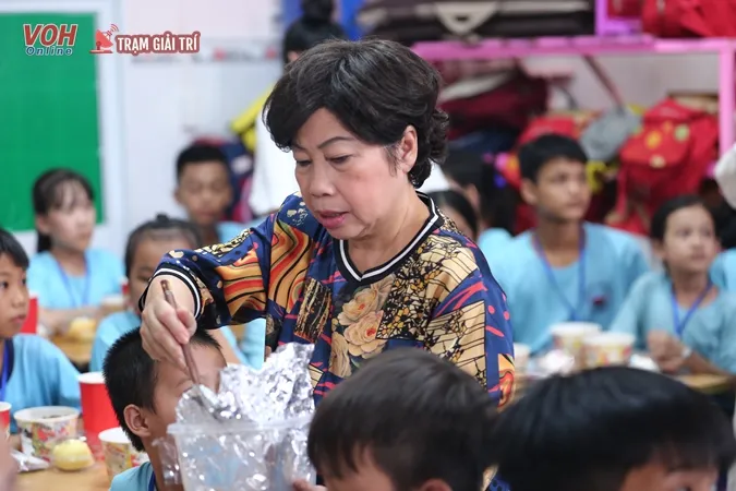 Nghệ sĩ Phi Phụng, Võ Tấn Phát mang bữa ăn hạnh phúc đến thăm các em nhỏ tại lớp học tình thương 3