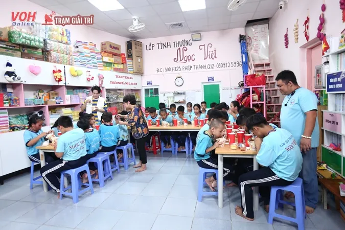 Nghệ sĩ Phi Phụng, Võ Tấn Phát mang bữa ăn hạnh phúc đến thăm các em nhỏ tại lớp học tình thương 5