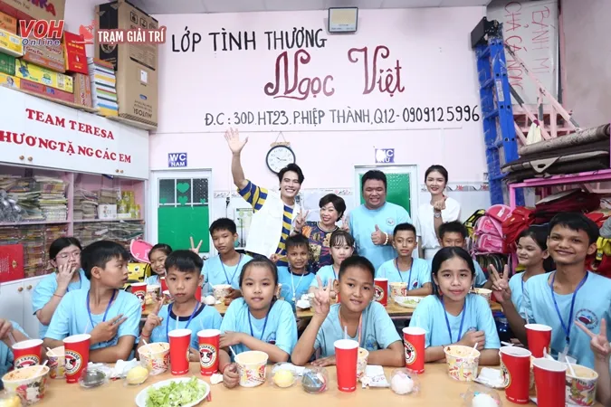Nghệ sĩ Phi Phụng, Võ Tấn Phát mang bữa ăn hạnh phúc đến thăm các em nhỏ tại lớp học tình thương 1