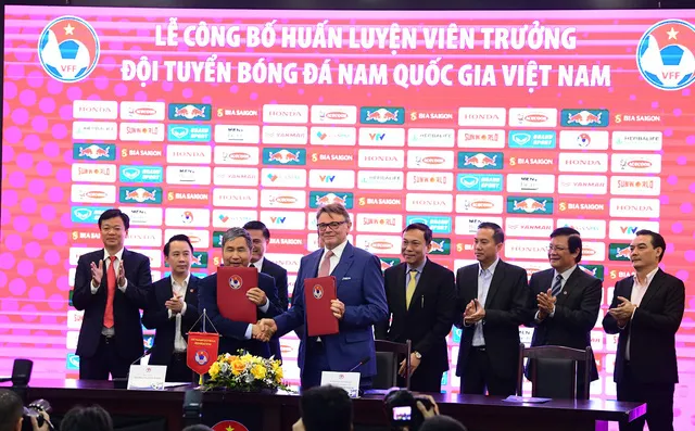 HLV Troussier hướng đến mục tiêu đưa Việt Nam dự World Cup 2026