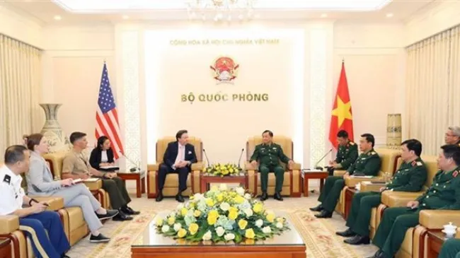 Thượng tướng Hoàng Xuân Chiến, Thứ trưởng Bộ Quốc phòng tiếp Ngài Marc E. Knapper, Đại sứ Hoa Kỳ tại Việt Nam. 