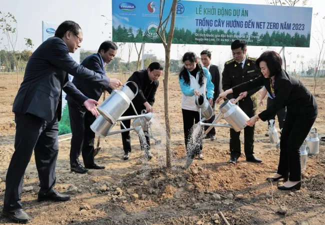 Phó Thủ tướng Trần Hồng Hà cùng đại diện các bộ ngành và địa phương trồng những cây xanh đầu tiên của dự án tại huyện Mê Linh, Hà Nội