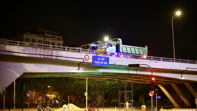 Thử tải 180 tấn kiểm định cầu Nguyễn Hữu Cảnh trước khi thông xe 1