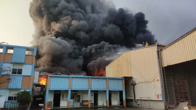 Hải Dương: Cháy nhà xưởng, khói đen bốc cao hàng trăm mét 1