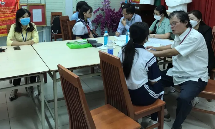 Bác sĩ thăm khám cho học sinh bị sốt - Ảnh: Sở Y tế TP.HCM