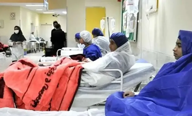 Các nữ sinh ở một trường học tại Iran được điều trị trong bệnh viện sau vụ tấn công nghi bằng khí độc. Ảnh: UK Daily News