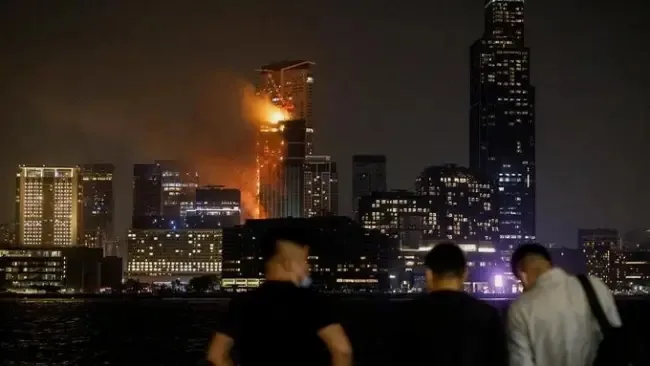 Tòa nhà chọc trời tại Hong Kong bốc cháy ngùn ngụt như đuốc 1