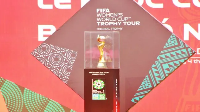 Tuyển nữ Việt Nam phấn khởi chạm mặt cúp vàng World Cup nữ 2023 1