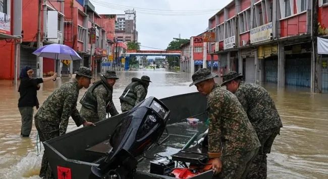Quân đội giúp sơ tán người dân khỏi các khu vực ngập lụt. Ảnh: AFP