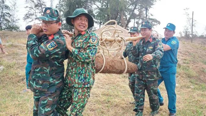 Xử lý quả bom nặng hơn 150kg còn nguyên ngòi nổ ở Trà Vinh 1