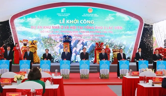 Phó Thủ tướng Chính phủ Trần Lưu Quang và các đại biểu thực hiện nghi thức khởi công dự án nhà ở xã hội tại Hải Phòng.