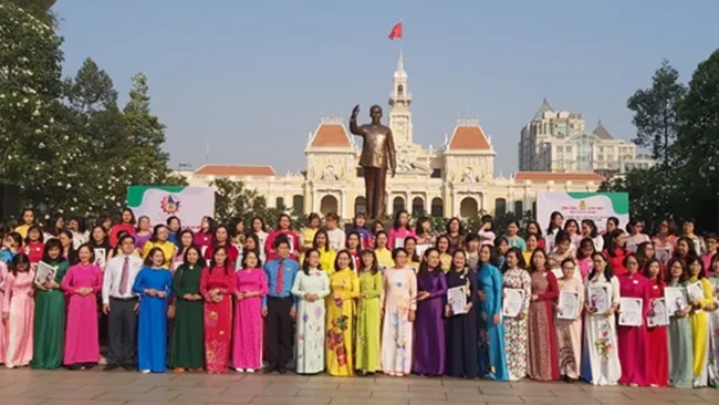 Tuyên dương hơn 200 gương nữ CNVC “Giỏi việc nước - Đảm việc nhà” 1