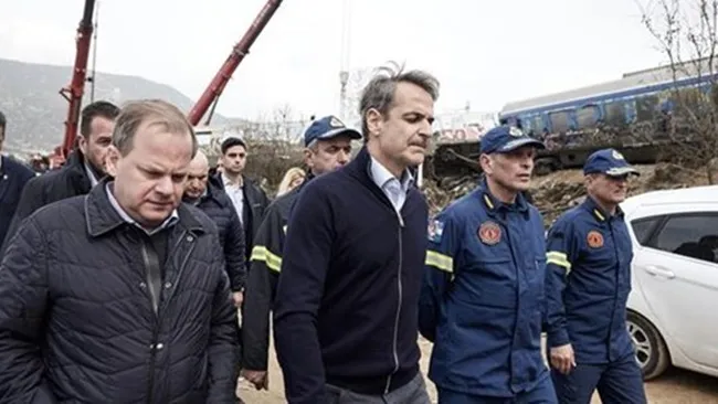 Thủ tướng Hy Lạp Kyriakos Mitsotakis (giữa) thị sát khu vực xảy ra vụ tai nạn
