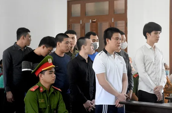 10 người tham gia 