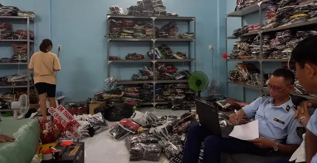 Tây Ninh: Chủ shop quần áo “nhái” hàng hiệu đóng phạt 70 triệu đồng 1