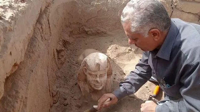 Một bức tượng nhân sư “mỉm cười” được khai quật tại Ai Cập 1