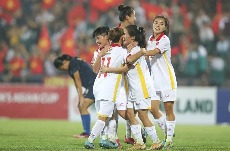 Mở tiệc 11 bàn trước Singapore, U20 nữ Việt Nam dẫn đầu bảng F