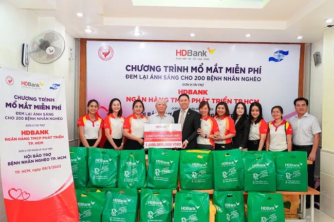 HDBank giúp hơn 200 người nghèo tìm lại ánh sáng 1