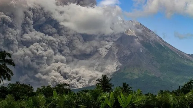 Núi lửa Merapi ở Indonesia phun trào cột tro bụi cao khoảng 3 km 1