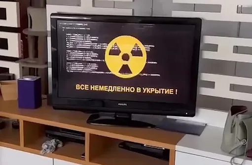 Cảnh báo giả do tin tặc can thiệp phát trên truyền hình Nga. Ảnh: Daily Mail