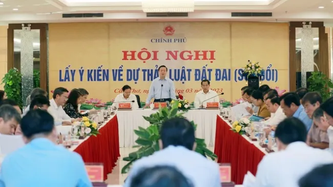 Phó Thủ tướng Trần Hồng Hà đánh giá các ý kiến tại hội nghị tập trung vào những vấn đề người dân quan tâm, nhất là những nút thắt, hạn chế, trong quá trình chuyển dịch đất đai - Ảnh: VGP/Minh Khôi