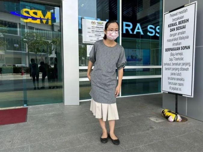Mặc váy ngang đầu gối, người phụ nữ Malaysia bị cấm vào cơ quan nhà nước 2