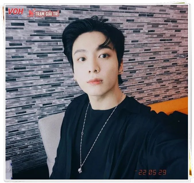 Jungkook (BTS) biểu hiện bất ổn trong livestream: uống rượu, bật khóc và nói lời tạm biệt 6